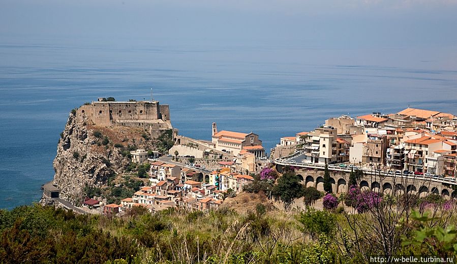 Вид на Шиллу с дороги. Вид на Шиллу с дороги.