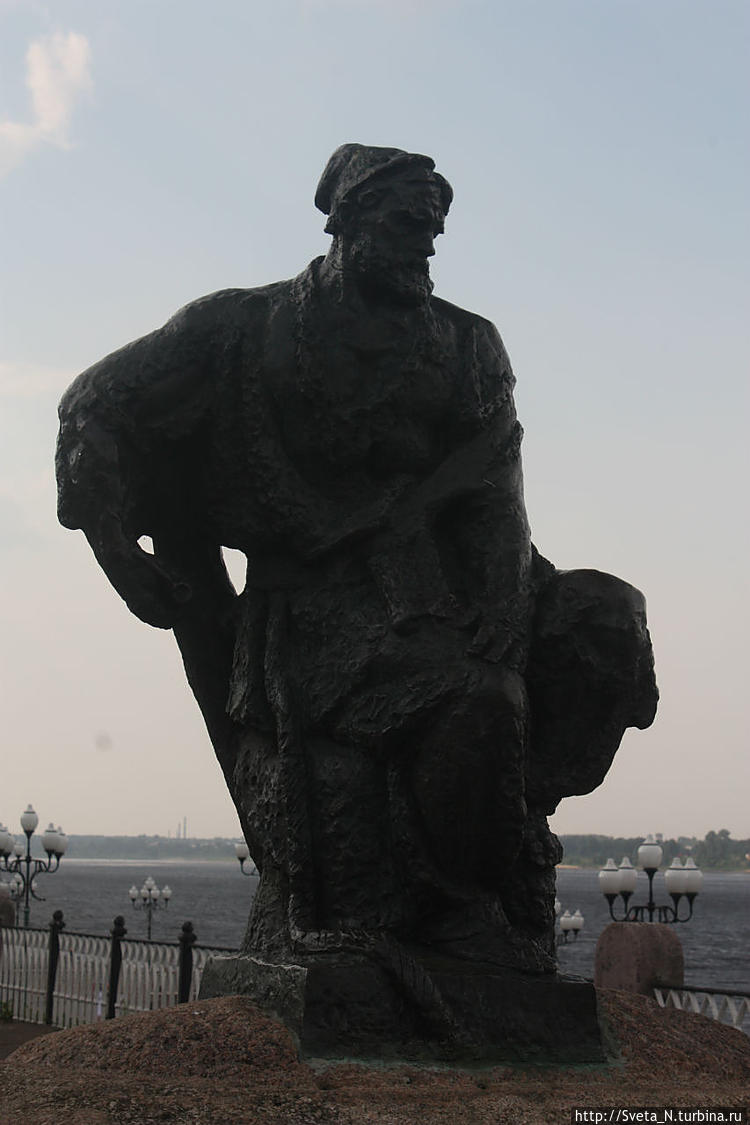 Памятник бурлаку