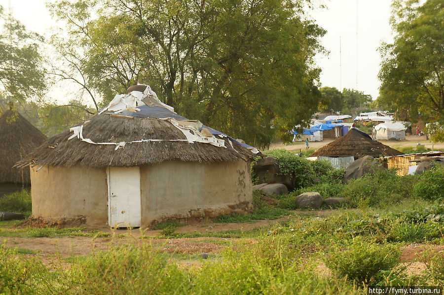 Частенько в конструкциях местных строений используется полиэтилен и прочий мусор (на заднем плане) Джуба, Южный Судан