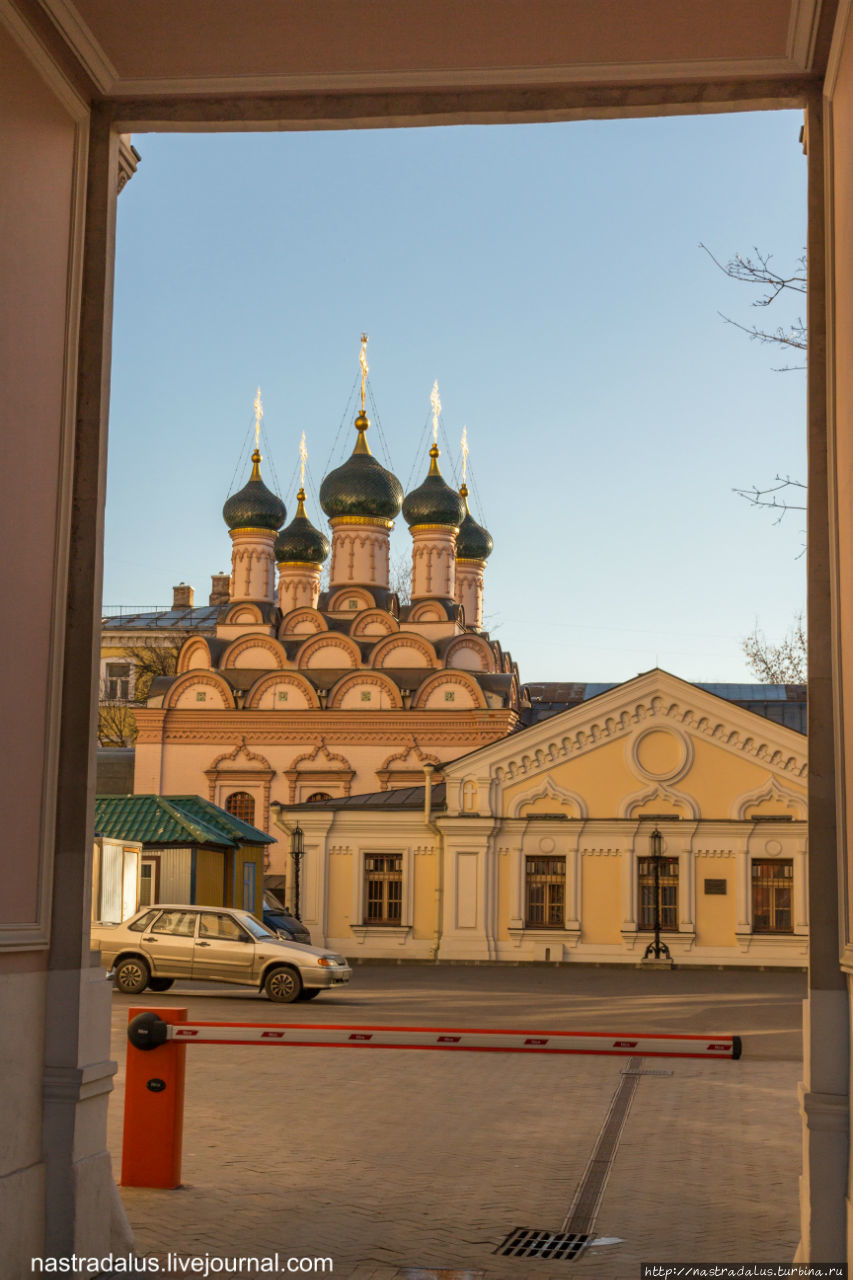 Тихий и уютный дворик: Москва, Россия