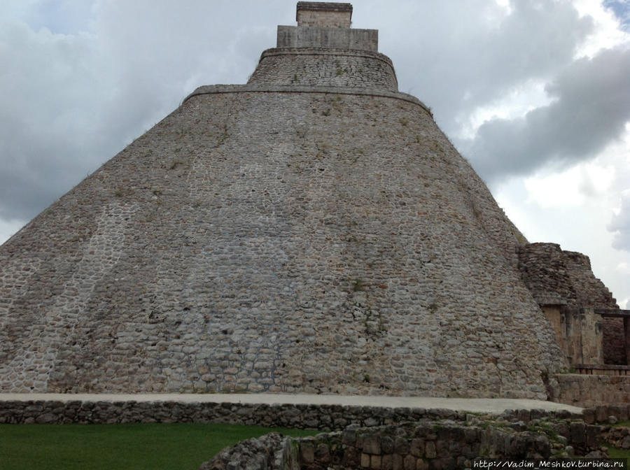 Пирамида «Волшебника» Ушмаль, Мексика