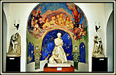 Часовня, центром которой является скульптурная композиция: Илона в образе Мадонны, а у ее ног  ангел, в котором Бори запечатлел самого себя.