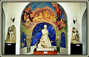 Часовня, центром которой является скульптурная композиция: Илона в образе Мадонны, а у ее ног  ангел, в котором Бори запечатлел самого себя.