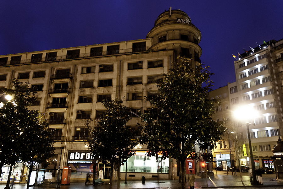 Но даже тут ряд красивейших зданий эпохи модерна покинуты и заброшены. Порту, Португалия
