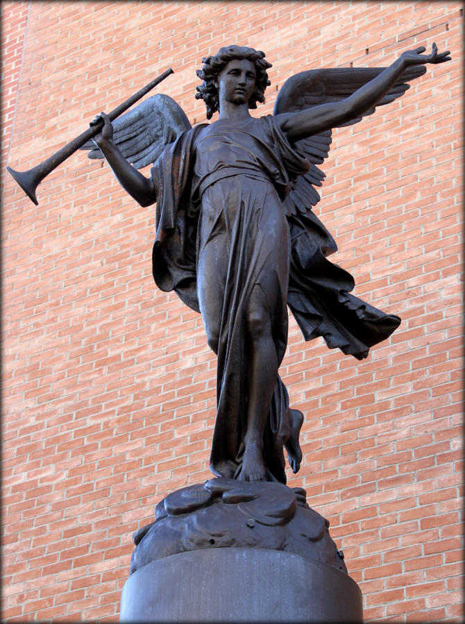 Скульптура ангела была преподнесена в дар. Стоит недалеко от собора Нотр-Дам.  Автор неизвестен. Оттава, Канада