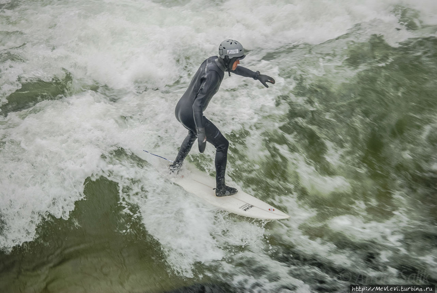 Сёрфер в центре города Мюнхен, Германия Сёрфер в центре города Мюнхен, Германия