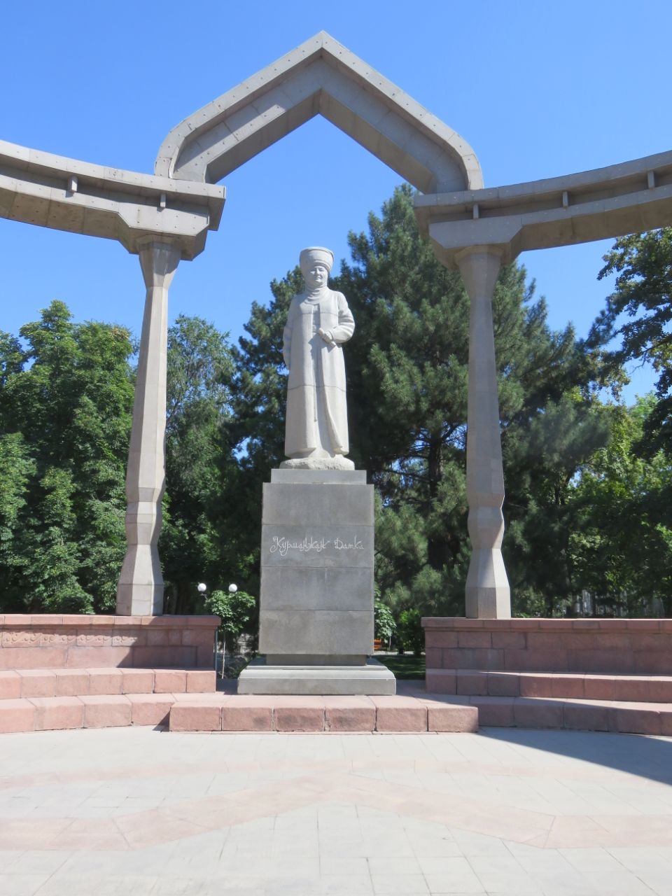 Памятник Курманжан Датке Бишкек, Киргизия