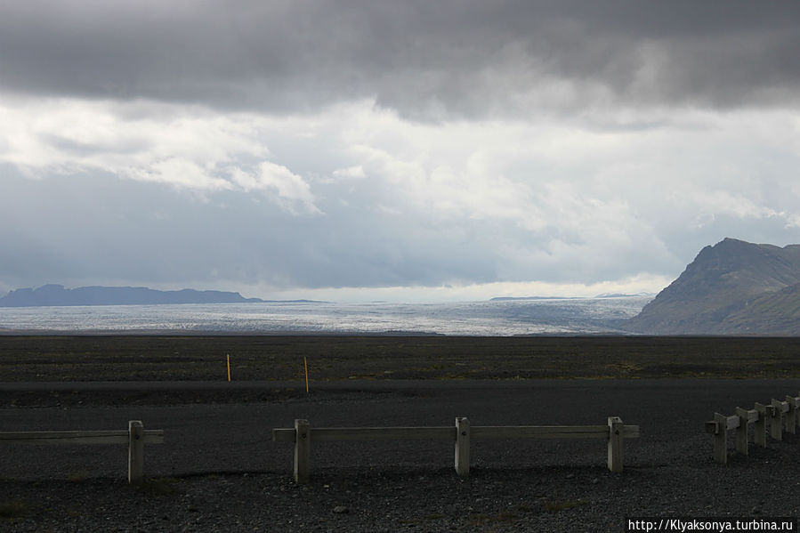 Вид на ледник со стороны нашей стоянки Свартифосс водопад, Исландия