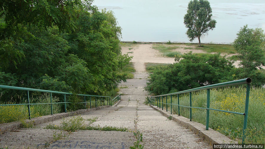 В Новоазовске спуск к морю В Новоазовске спуск к морю