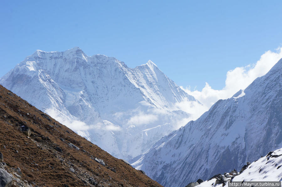 Подъем   долгое   время   проходил    по  паразительной  местности  —  справа  по  ходу   тянулась  гряда   вершин   покрытая   голубовато  — белым   снегом,  слева  же  тянулись  абсолютно   голые   склоны.   Этот   парадокс   был  удивительным.  Мы  шли  по  его  стыку. Покхара, Непал