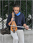 Музыкант играл на скрипке, я в глаза ему глядел. Парнишка играет у собора Нотрдам де Пари. По всей вероятности, это одна из разновидностей скрипки. Мне кажется, что-то еврейское. И как-то так жалобно он играет...
*
