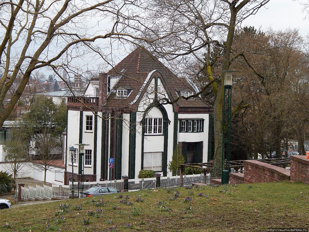 Дом Беренса — первый архитектурный проэкт, полностью выполненный Петером Беренсом. Беренс жил в доме с 1901 по 1904 год Дармштадт, Германия
