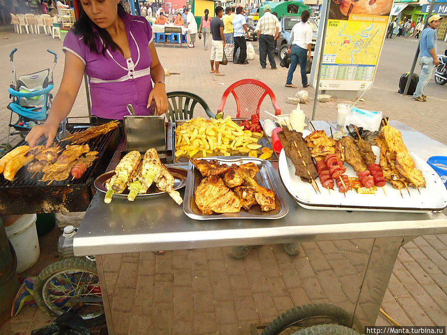 Когда мы вернулись из зоо, я умирала с голоду, и мы рискнули купить что-нибудь у палаточников. Вообще мне сильно нравится, что на каждом углу в Экве можно купить кучу разных вкусных шашлычков, мяса гриль и кукурузы гриль в сыре, хоть и возникает естественная для европейца настороженность Когда мы вернулись из зоо, я умирала с голоду, и мы рискнули купить что-нибудь у палаточников. Вообще мне сильно нравится, что на каждом углу в Экве можно купить кучу разных вкусных шашлычков, мяса гриль и кукурузы гриль в сыре, хоть и возникает естественная для европейца настороженность
