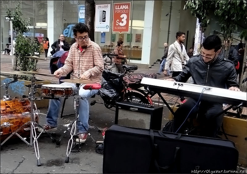 Уличные музыканты на одной из calle Богота, Колумбия