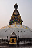 Сваямбунатх — это буддийский храмовый комплекс, располагающийся на холме на окраине города, в центре которого установлена огромная ступа.
