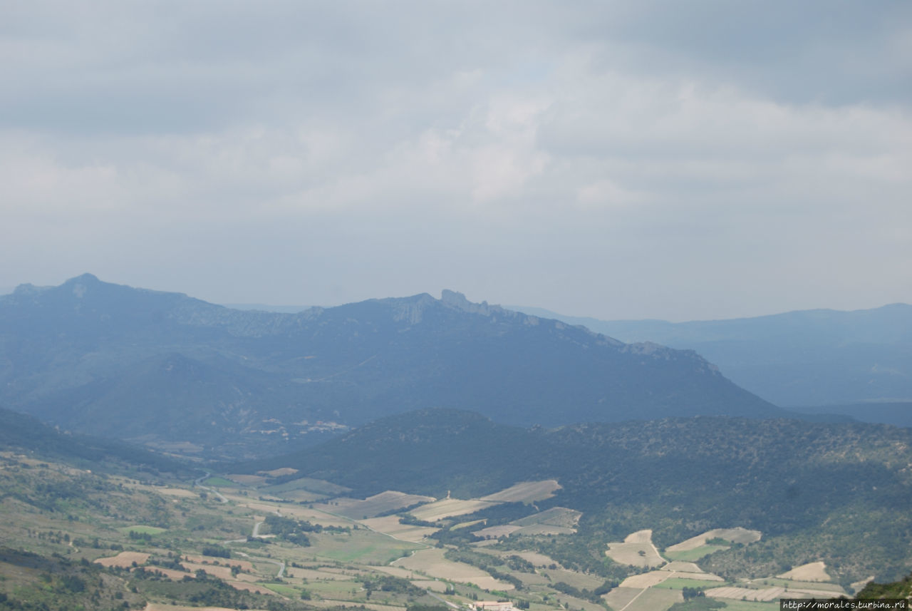 Через долину на горе, видно Peyrepertuse. Перпиньян, Франция