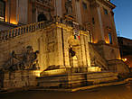 Фонтан Ликующий Рим с шаром в руке — символ владычества Рима. По обеим сторонам статуи, символизирующие Нил и Тигр