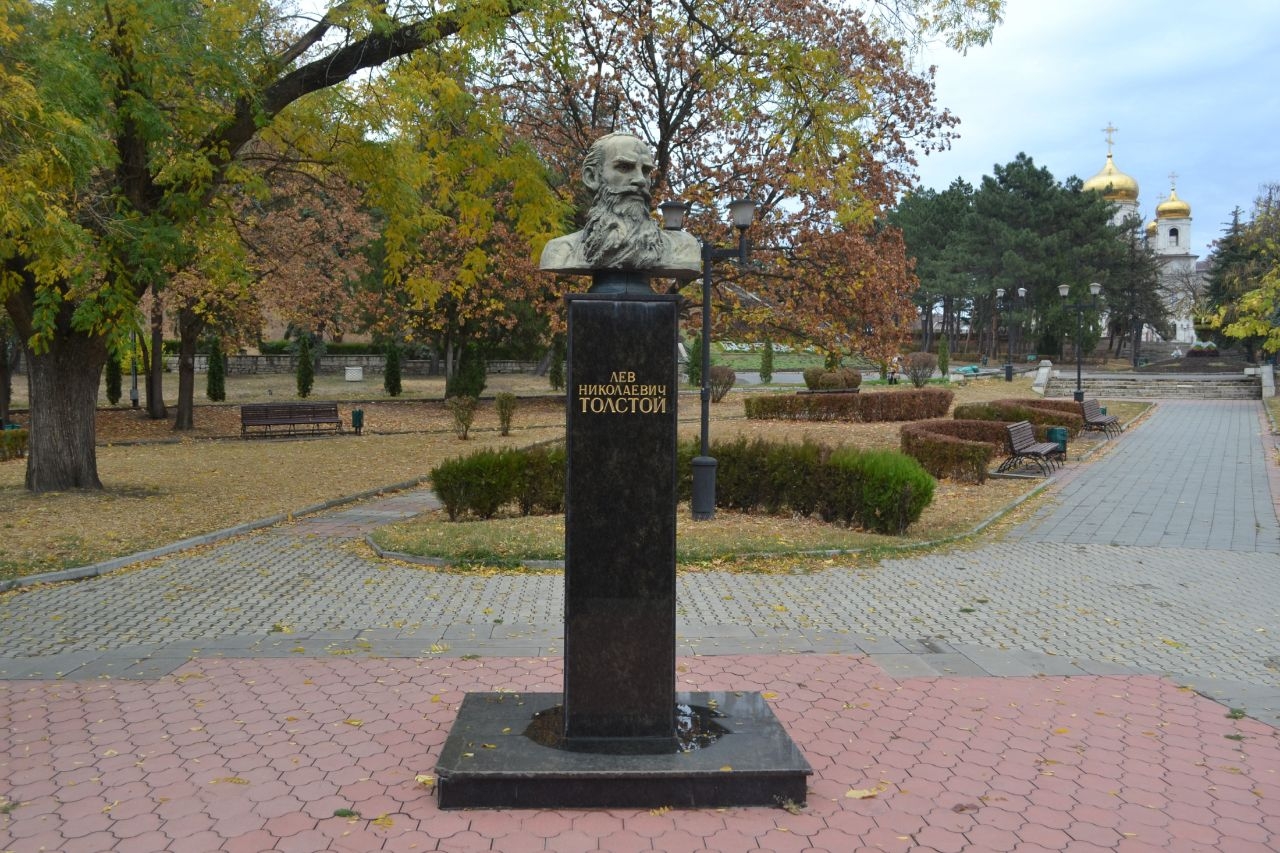 Памятник Льву Толстому / Monument to Leo Tolstoy