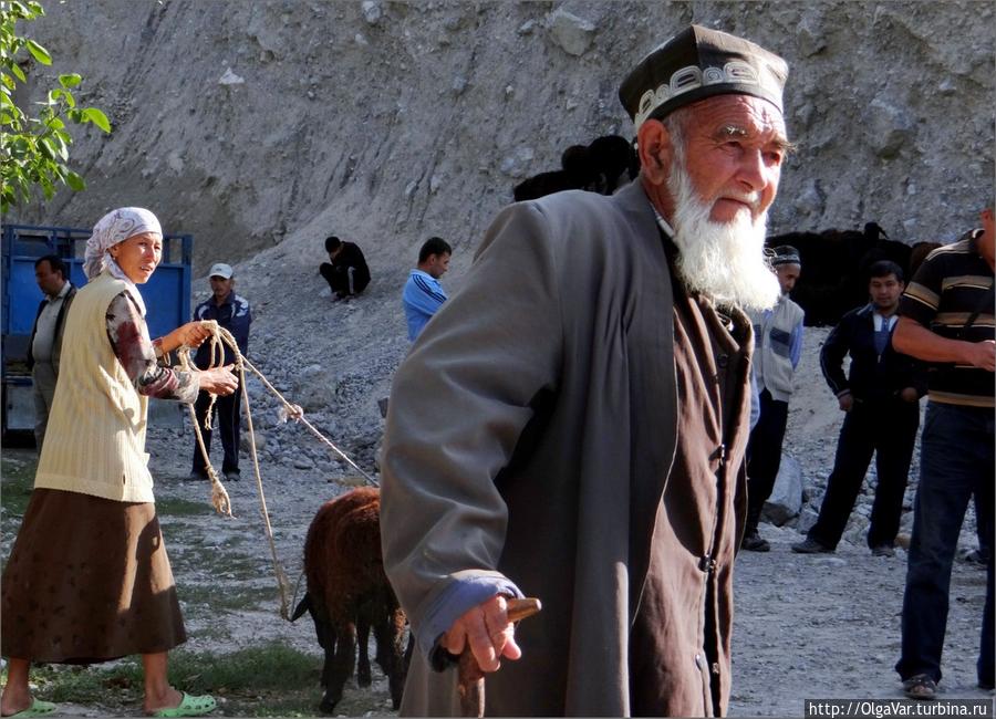 Старики приходят сюда просто поглазеть и пообщаться Арсланбоб, Киргизия