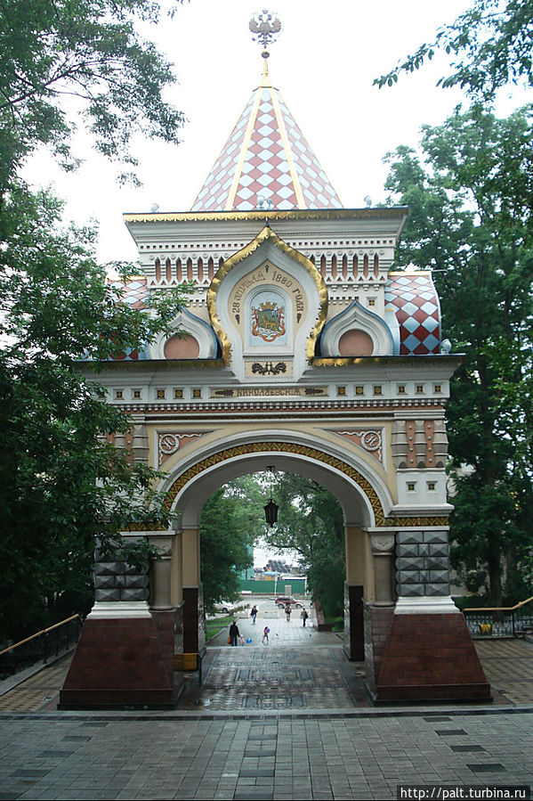 Арка сразу же после восстановления стала обязательным пунктом посещения новобрачных. А что? Вид красивый. А красивые молодые пары ему только на пользу. Арка сразу же после восстановления стала обязательным пунктом посещения новобрачных. А что? Вид красивый. А красивые молодые пары ему только на пользу.