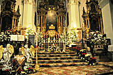 Собор украшен замечательными картинами и лепниной, в правом нефе захоронены мощи св. Руперта.