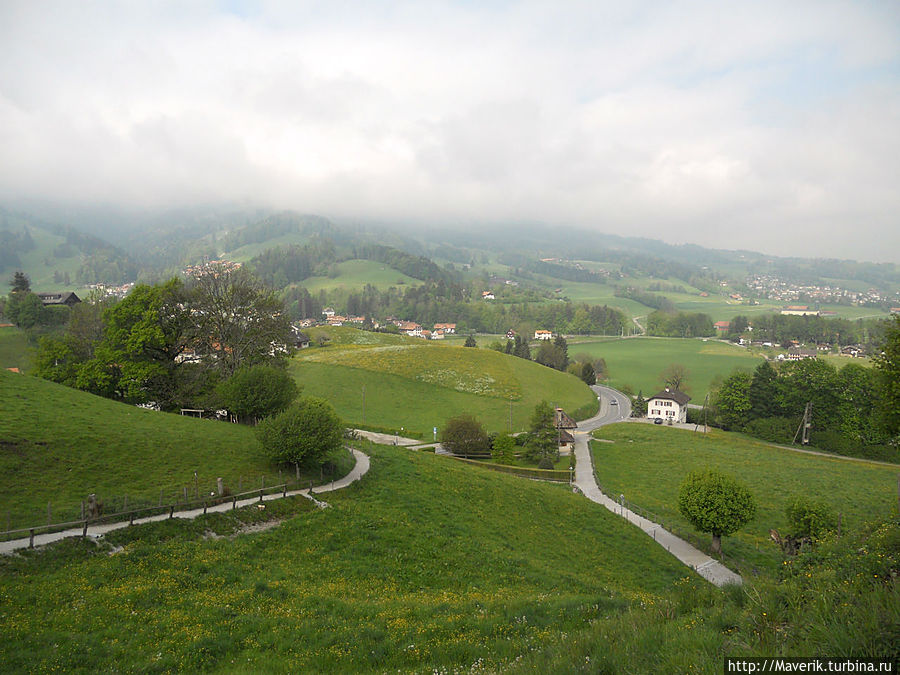Отсюда открывается вид на живописные предгорья Альп. Грюйер, Швейцария
