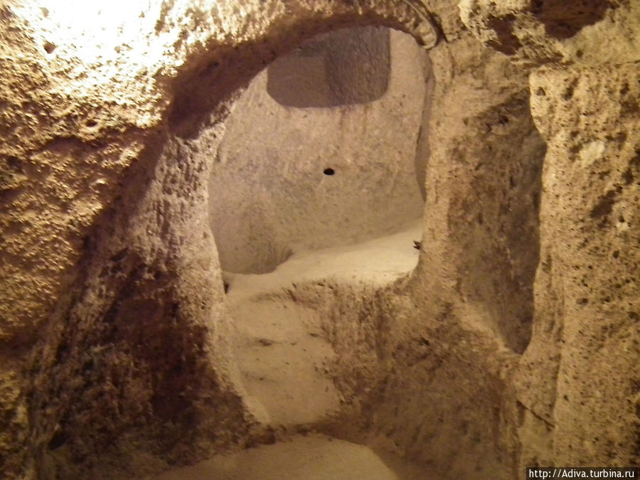 Один из коридоров подземного города Каймаклы в Каппадокии. Турция