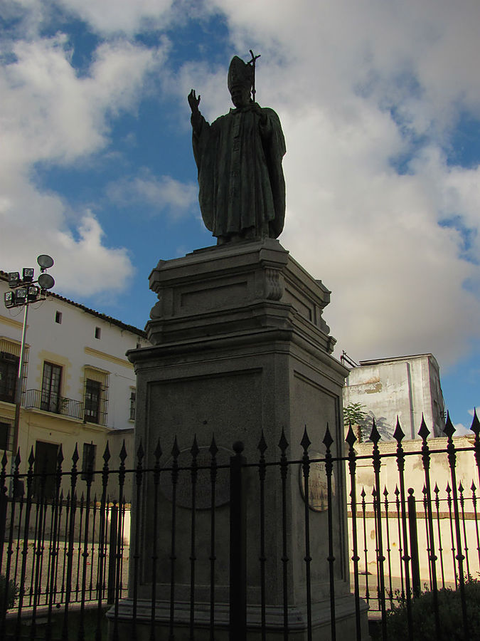 Возле собора стоит памятник Иоанну Павлу II, деньги на который собирали по народной подписке.
В благодарность за то, что в 1980 году Папа присвоил Коллегиальной церкви статус Собора и сделал Херес центром епархии. Возле собора стоит памятник Иоанну Павлу II, деньги на который собирали по народной подписке.
В благодарность за то, что в 1980 году Папа присвоил Коллегиальной церкви статус Собора и сделал Херес центром епархии.