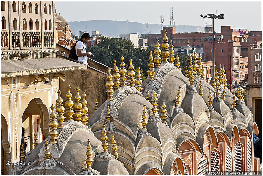 Характерные элементы крыши дворца, ведь он посвящен богу Кришне...
* Джайпур, Индия