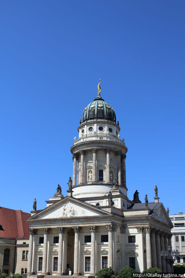 Французский собор на площади Gendarmenmarkt. Берлин, Германия Французский собор на площади Gendarmenmarkt. Берлин, Германия