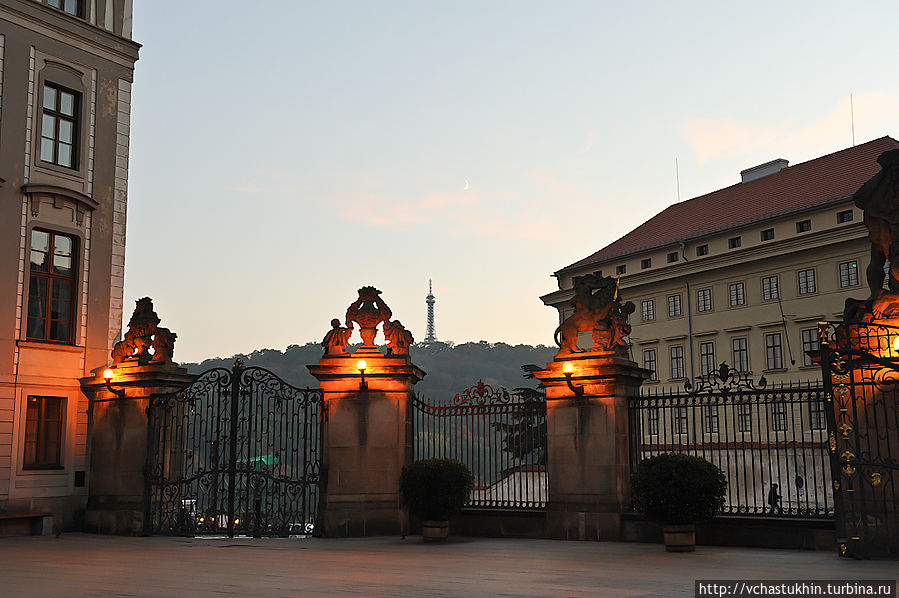 Вечер, Пражский град, Вид на Петришинские холмы. Вечер, Пражский град, Вид на Петришинские холмы.