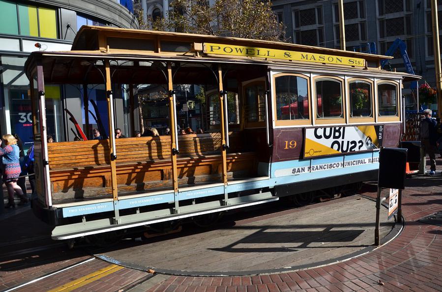 Исторический трамвайчик разворачивается на конечной Сан-Франциско, CША