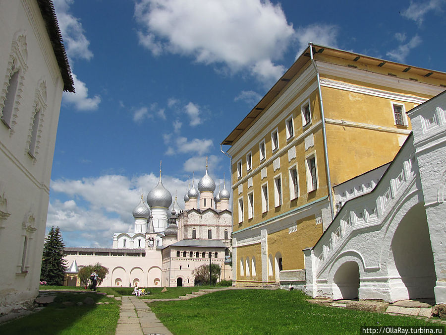Панорама митрополичьего двора. Слева направо — Успенский собор, Воскресенская церковь, Самуилов корпус, Белая палата. Панорама митрополичьего двора. Слева направо — Успенский собор, Воскресенская церковь, Самуилов корпус, Белая палата.