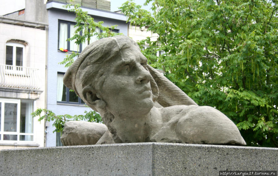 Голова, выполненная по эскизу Родена, возле Королевского музея изящных искусств Антверпен, Бельгия