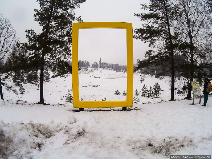 Рамка, через которую видно основные значимые достопримечательности города Отепя, Эстония