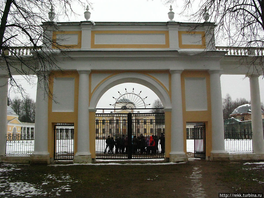 Все, кто подъезжал к парадным воротам, видели огромный овал. Это сейчас огромное пространство за воротами пусто. Знаменское-Раёк, Россия