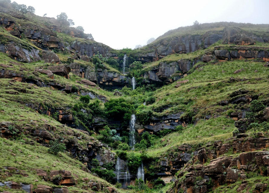 Драконовы горы и символ Южно-Африканской Республики Ундерберг, ЮАР Драконовы горы и символ Южно-Африканской Республики Ундерберг, ЮАР