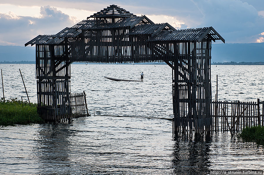 На озере Инле Озеро Инле, Мьянма На озере Инле Озеро Инле, Мьянма