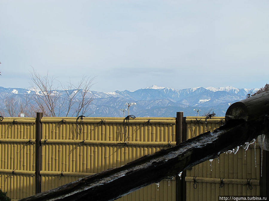 Вид за забором онсена. Вид за забором онсена.