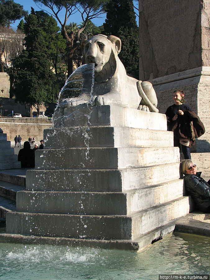 Фонтан у подножья колонны Рим, Италия