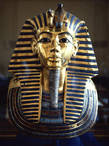 Золотая маска Тутанхамона с немесом (Из Интернета)