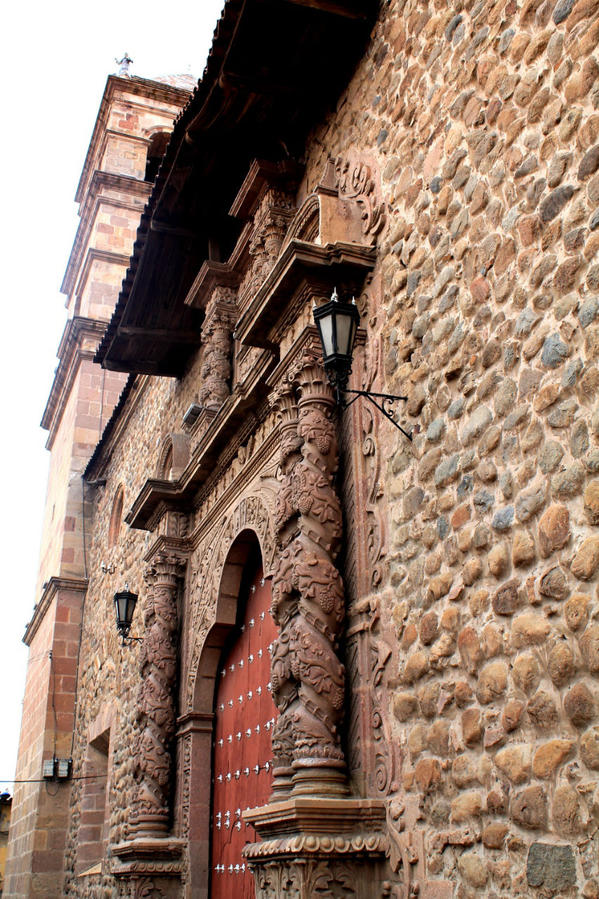 Фасадом храма полюбоваться неоткуда — улицы тесные Потоси, Боливия