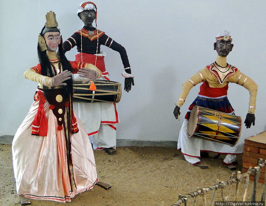 Фигурки танцоров и барабанщиков можно увидеть в музее Анурадхапуры Канди, Шри-Ланка