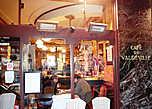 Кафе Водевиль рядом с Парижской фондовой биржей по адресу 29 rue Vivienne.