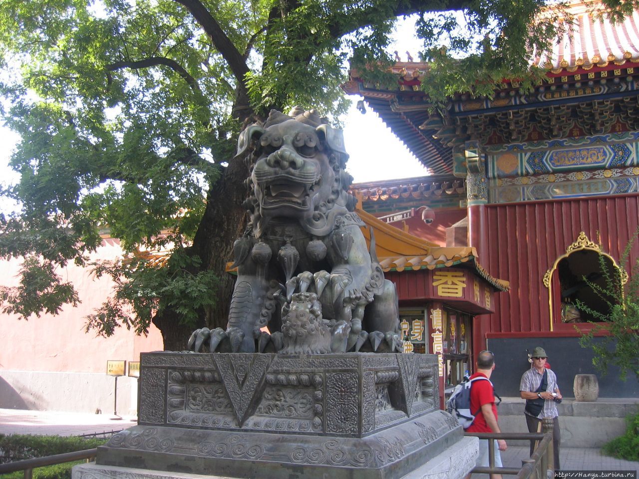 Храм Юнхэгун. Скульптура львицы Пекин, Китай