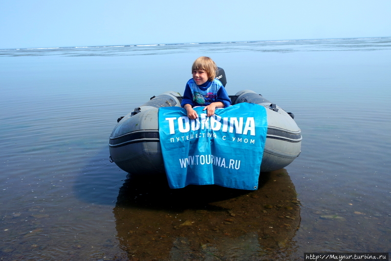 Охотское море и флаг Турбины. Южно-Сахалинск, Россия