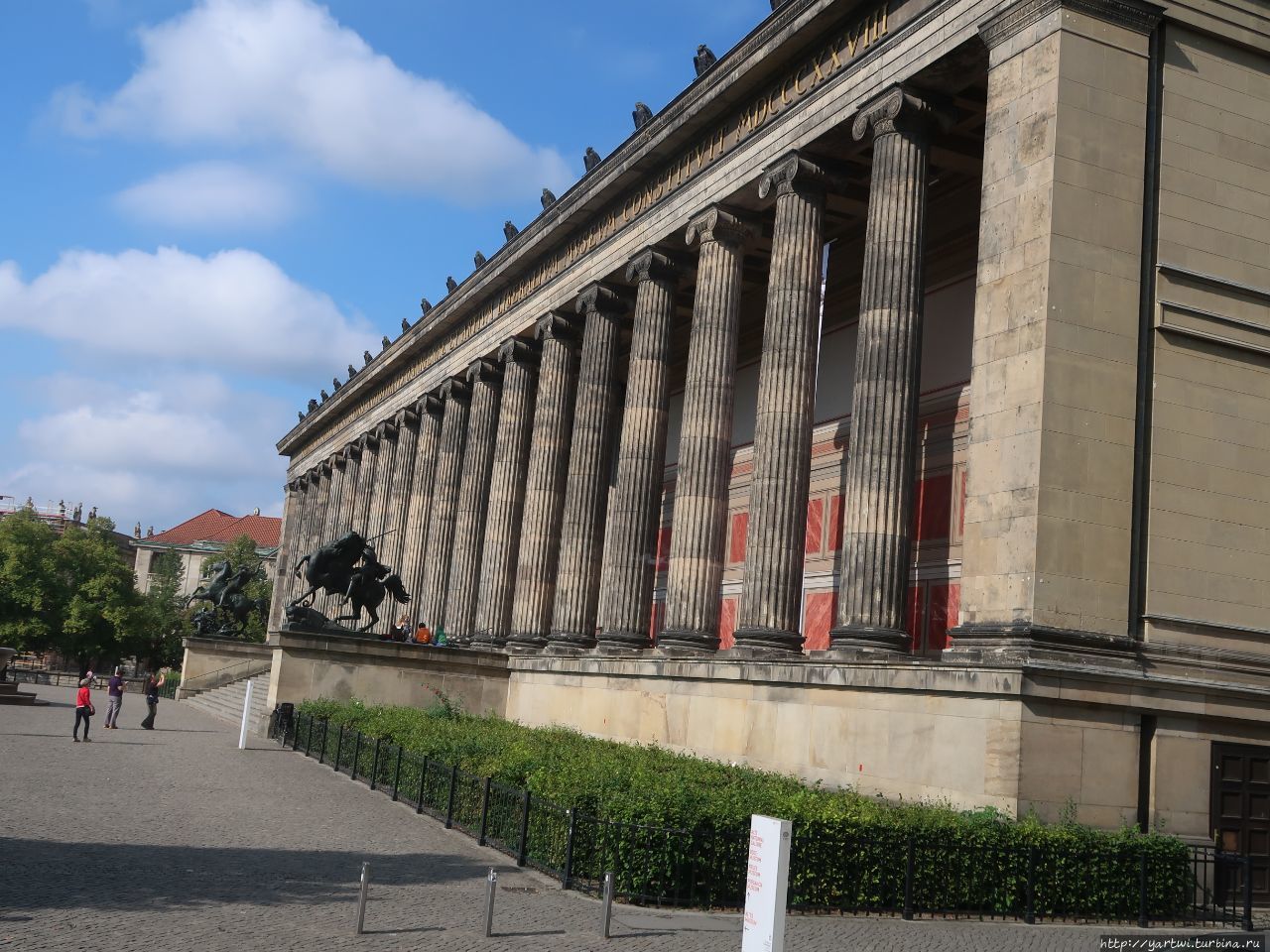 Вторая остановка в Берлине — Музейный остров возле Берлинского кафедрального собора. Посещаем музей Альтеса (Altes Museum), в нем хранится коллекция антиквариата. Музей Альтеса был назван объектом Всемирного наследия ЮНЕСКО. Берлин, Германия