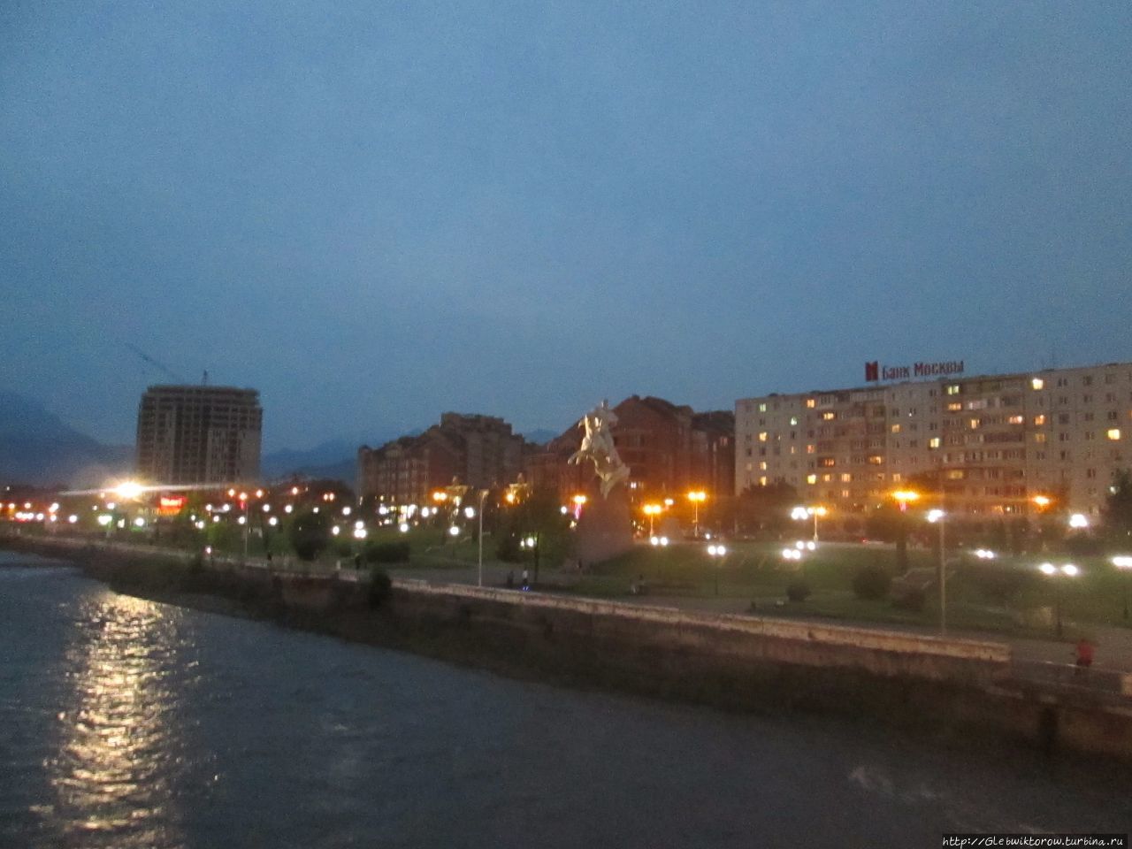 Прогулка по набережной Терека вечером Владикавказ, Россия