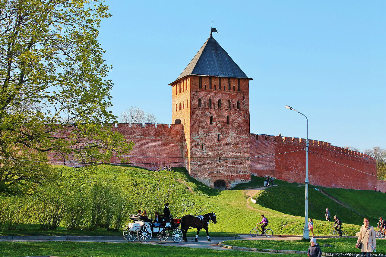 Великий Новгород. Отдыхающая туристка Великий Новгород, Россия