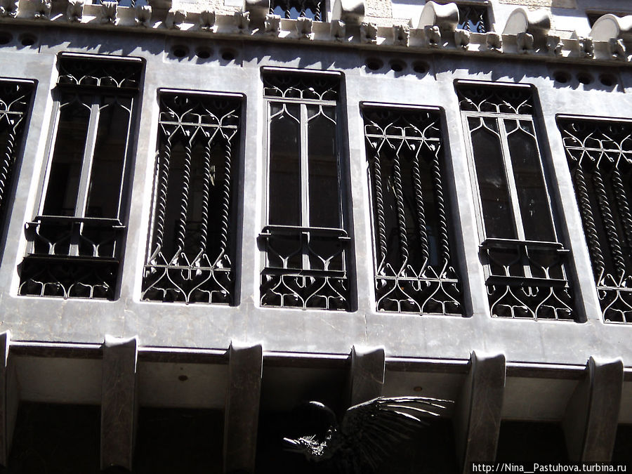 Моё  любимое  творение  А. Гауди.   Дворец Гуэля Барселона, Испания
